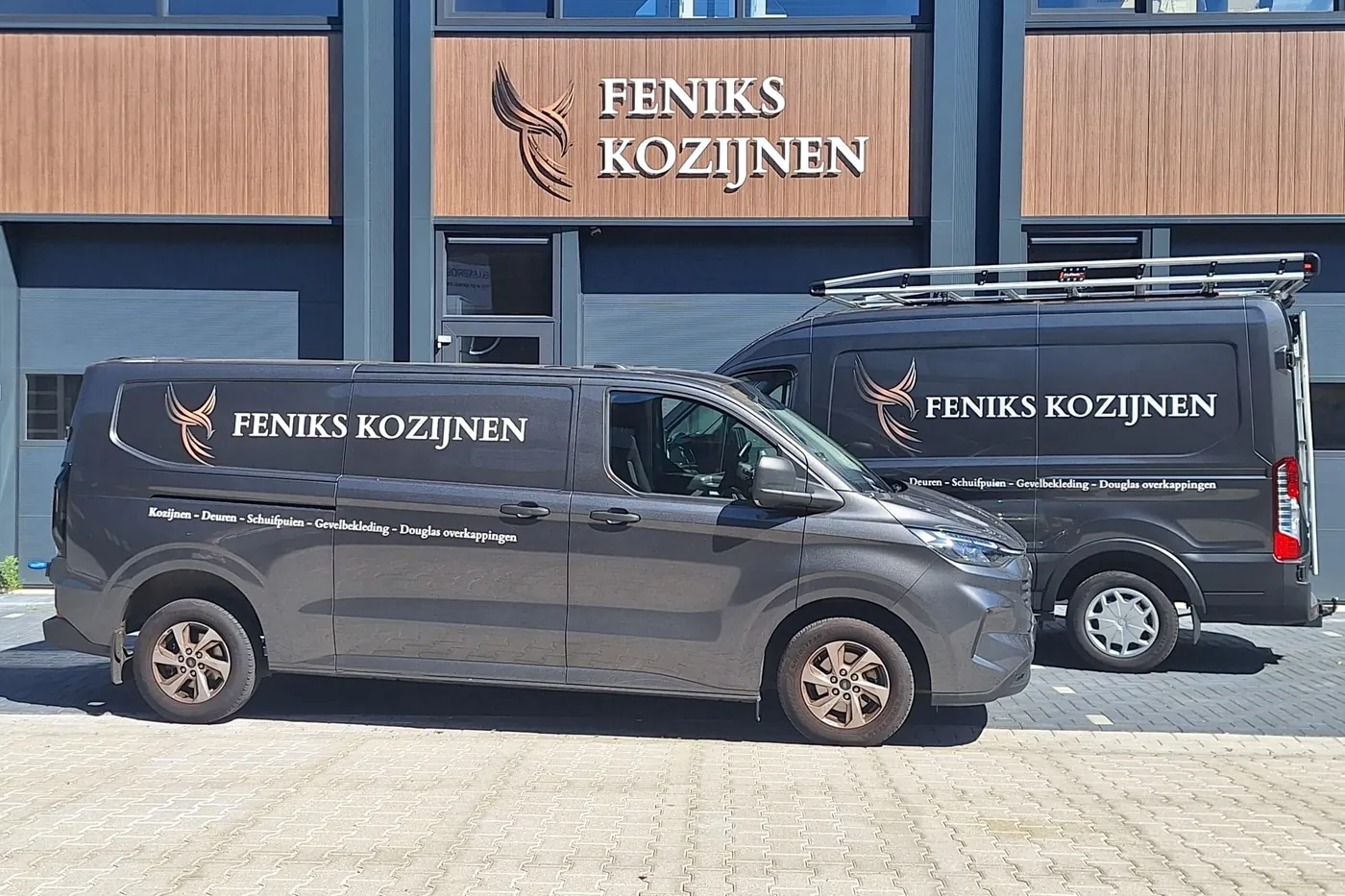 De twee bussen van Feniks Kozijnen voor het eigen bedrijfspand aan de Lage Kamp in Apeldoorn