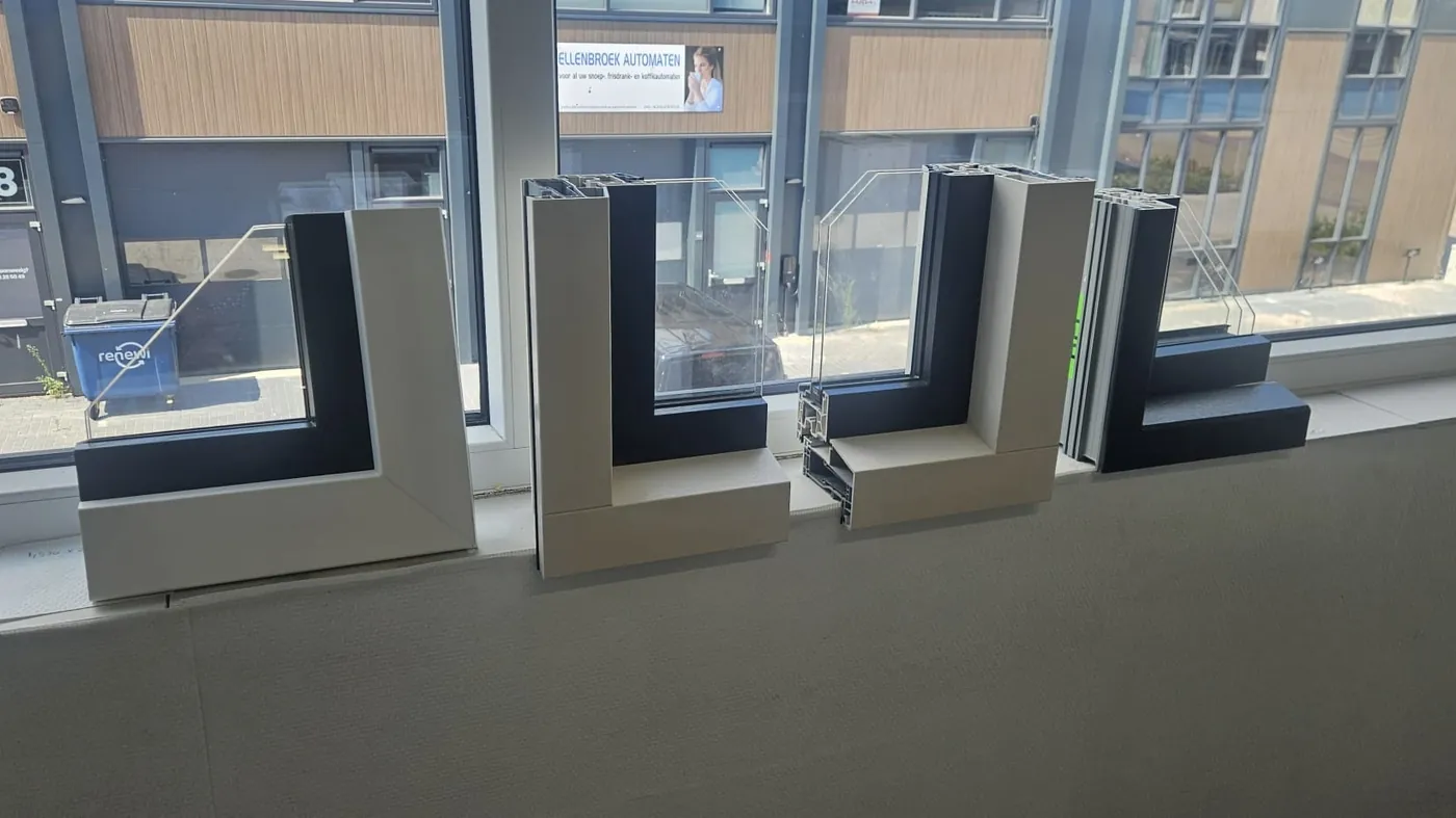 Vier profielmonsters naast elkaar op de vensterbank bij Feniks Kozijnen, in verschillende kleuren en uitvoeringen