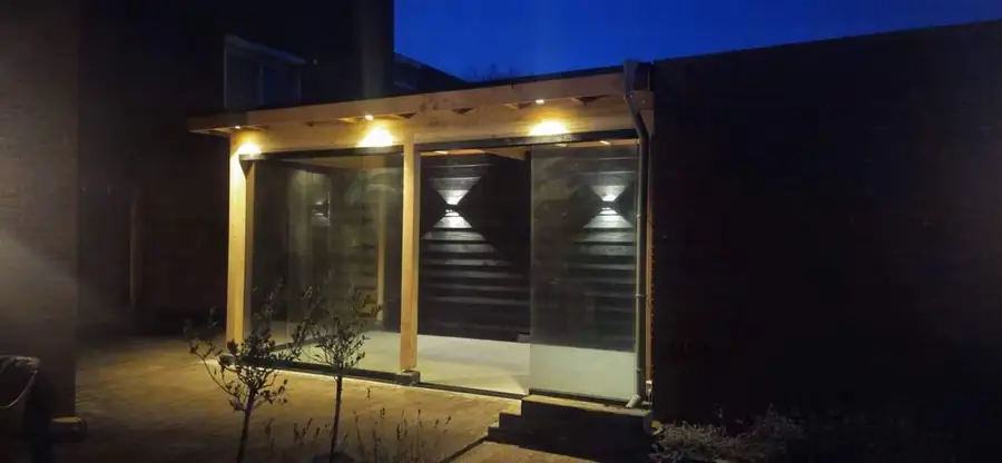Douglas overkapping met verlichting in de overstek