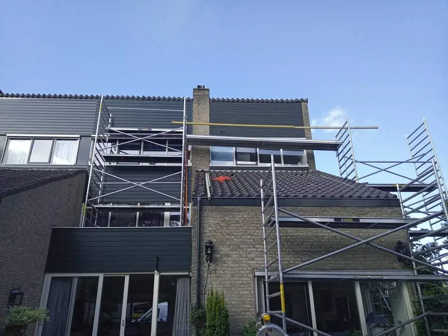 Keralit op het dakvlak en de bovenverdieping