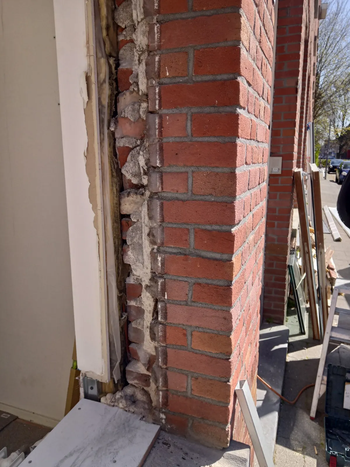 Witte kozijnen met roede in een oude stadsgevel