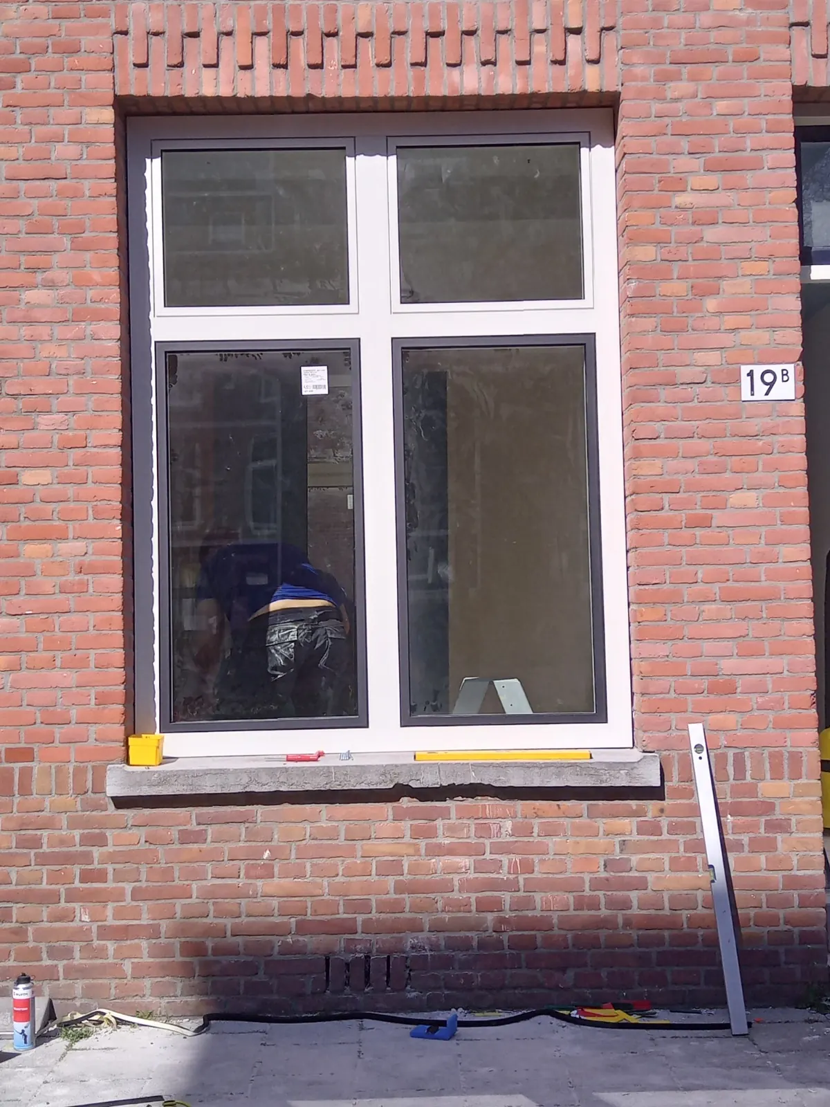 Witte kozijnen met roede in een oude stadsgevel