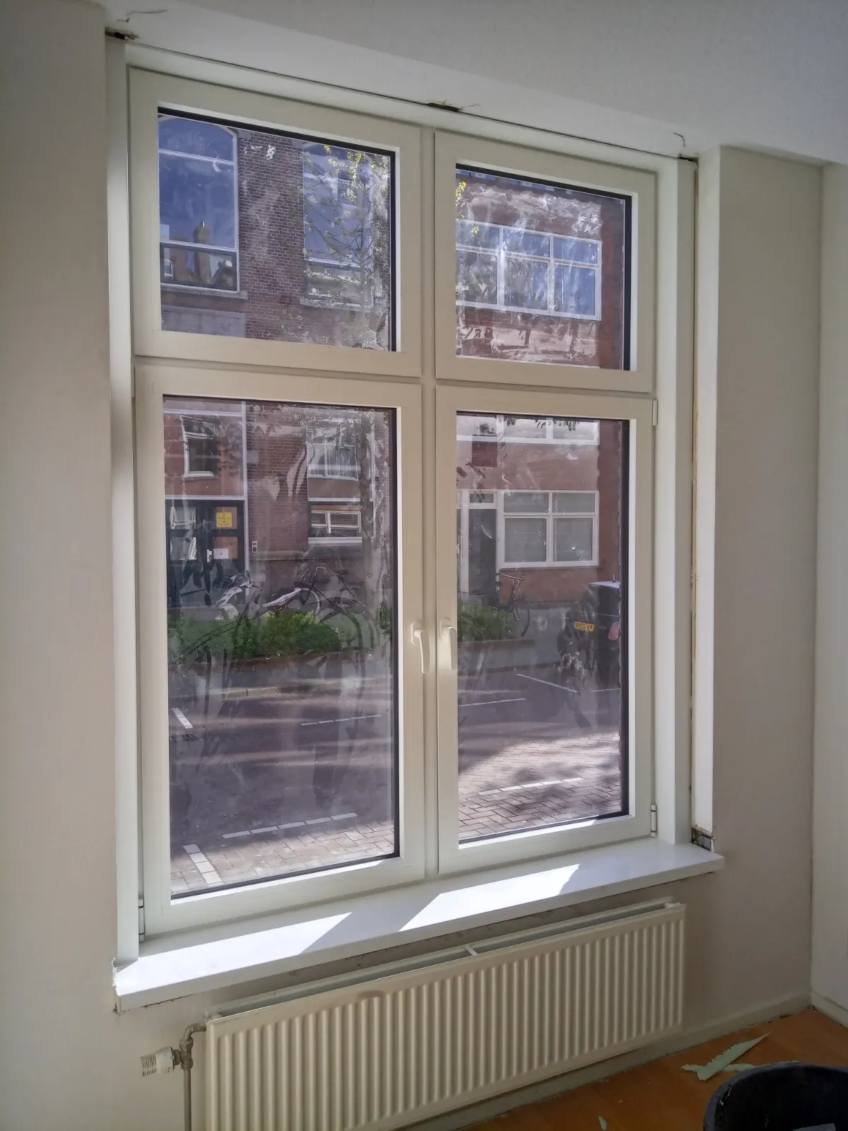 Witte kozijnen met roede in een oude stadsgevel, foto 3