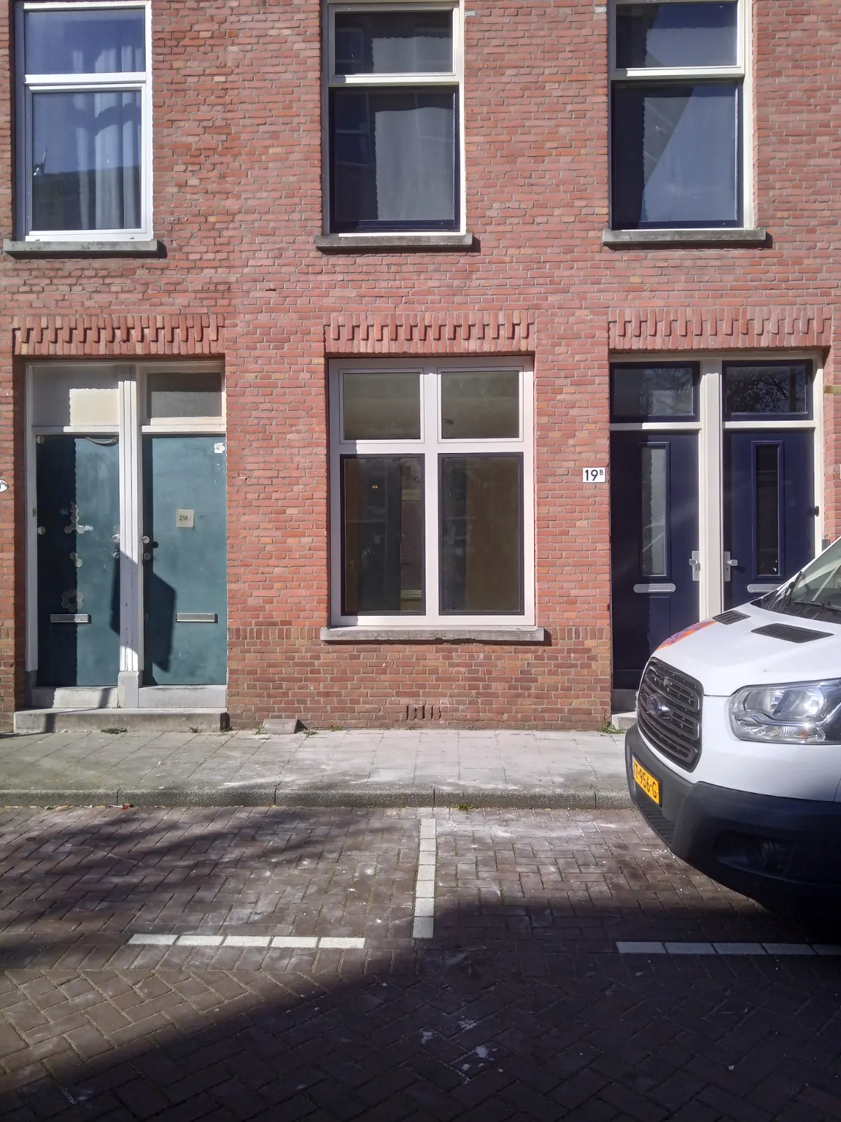 Witte kozijnen met roede in een oude stadsgevel, foto 4