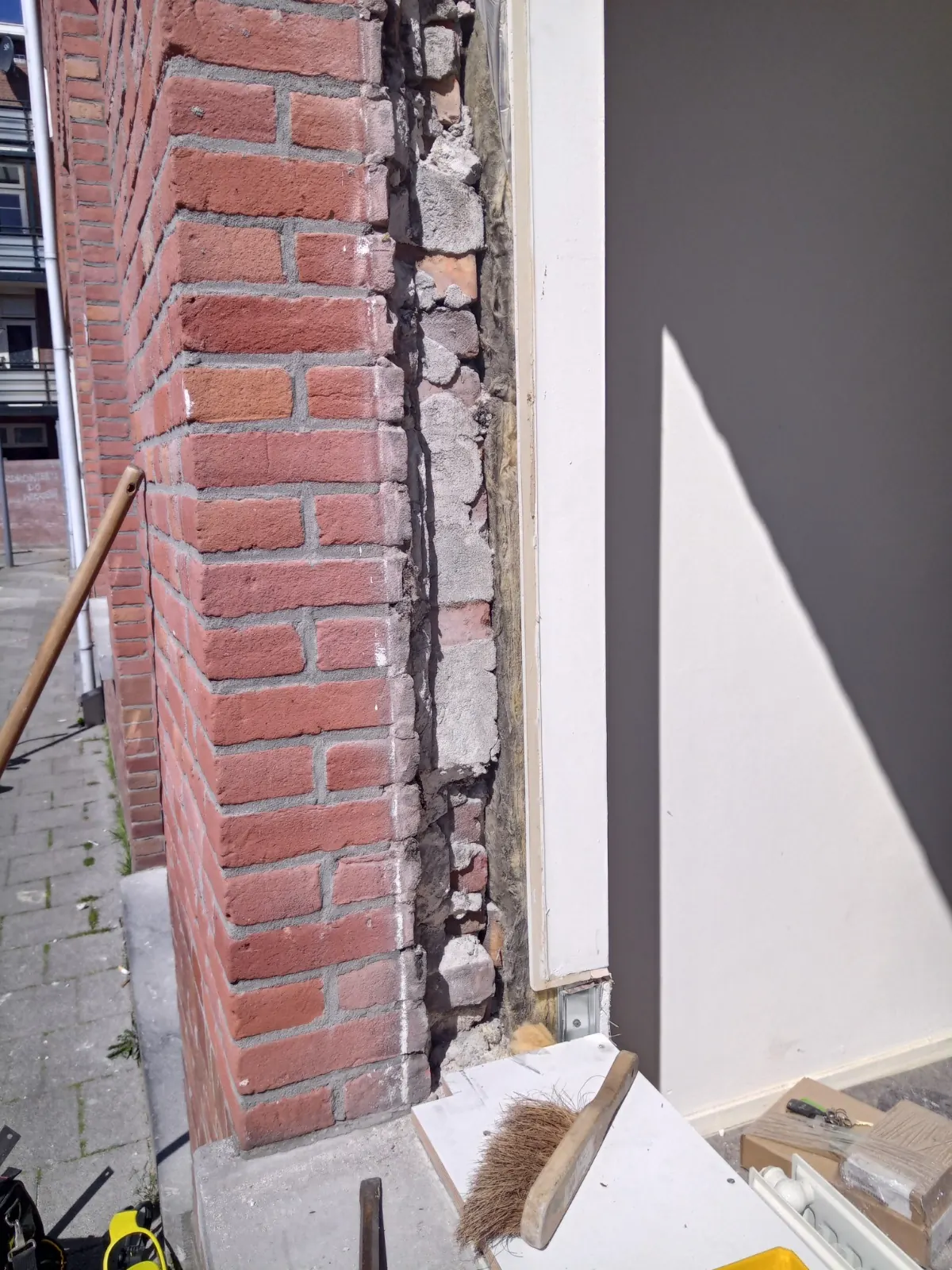 Witte kozijnen met roede in een oude stadsgevel, foto 5
