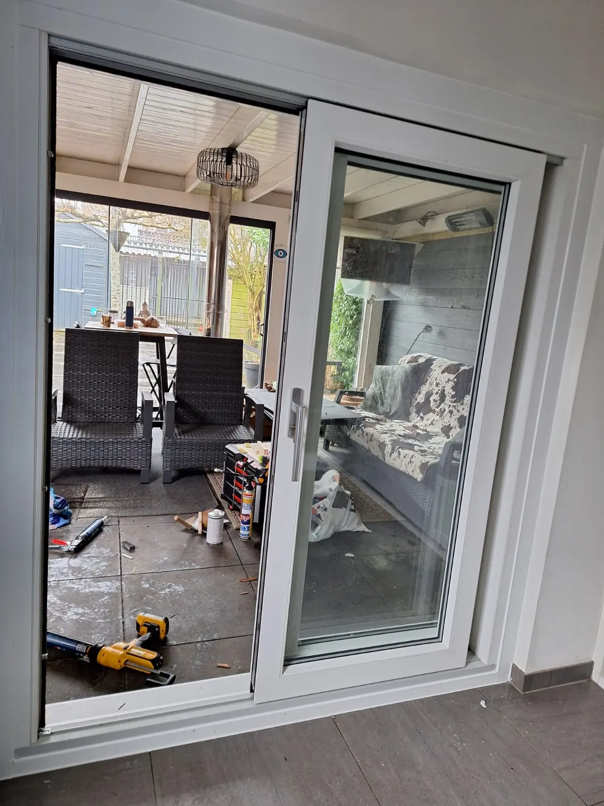 Tuinkamer en bijkeuken in wit kunststof